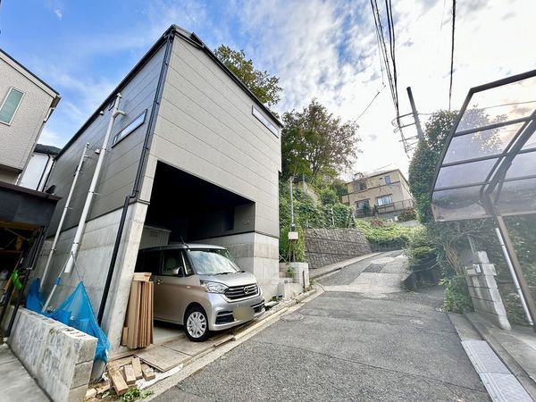 磯子区森6丁目 新築戸建 1号棟 前面道路含む外観 磯子区森6丁目 新築戸建 1号棟 前面道路含む外観