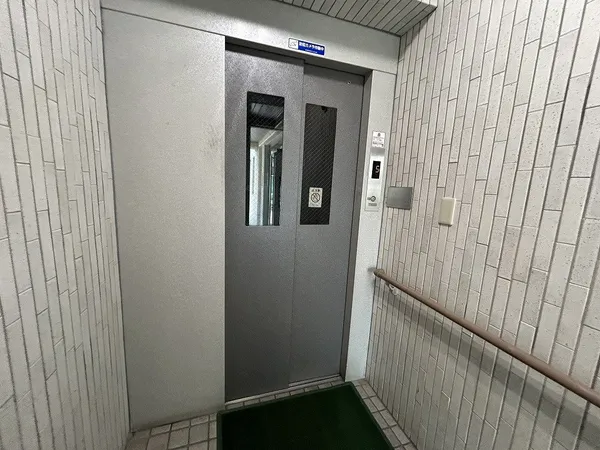 エレベーターは1・3・5階に停止します。