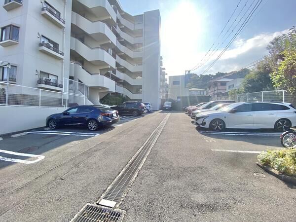 磯子スカイマンション 駐車場