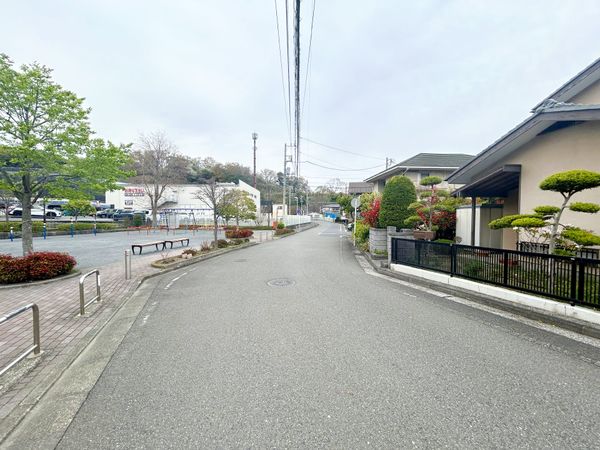 金沢区東朝比奈3丁目 土地 前面道路含む外観