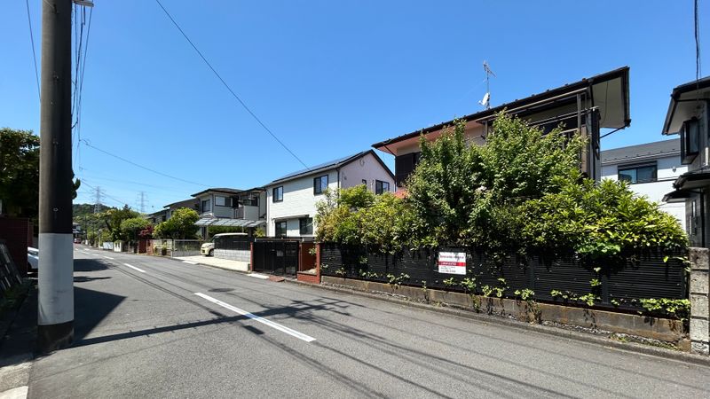 金沢区東朝比奈1丁目 土地 前面道路含む外観