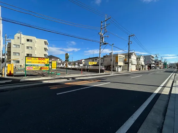 バス通り沿いの立地です