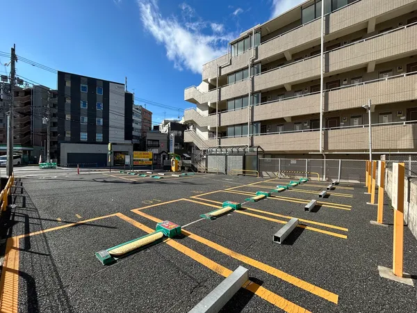 現在は時間貸し駐車場です