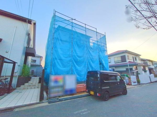 金沢区富岡西4丁目新築戸建 1号棟 前面道路含む外観 金沢区富岡西4丁目新築戸建 1号棟 前面道路含む外観