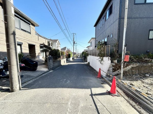 金沢区高舟台2丁目新築戸建 1号棟 前面道路含む外観 金沢区高舟台2丁目新築戸建 1号棟 前面道路含む外観