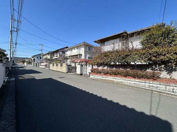 金沢区釜利谷南4丁目 戸建 前面道路含む外観 金沢区釜利谷南4丁目 戸建 前面道路含む外観