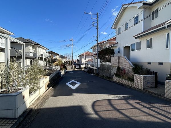 金沢区能見台2丁目(戸建) 前面道路含む外観 金沢区能見台2丁目(戸建) 前面道路含む外観