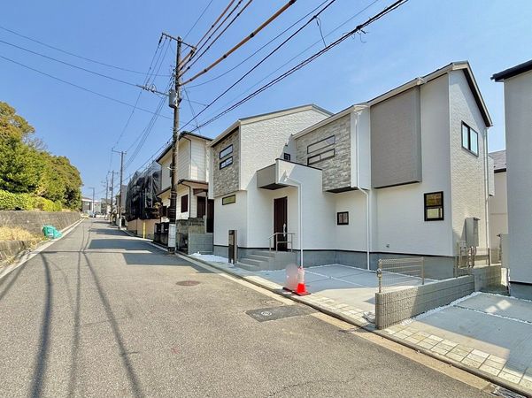 金沢区片吹(新築2号棟) 前面道路含む外観 金沢区片吹(新築2号棟) 前面道路含む外観