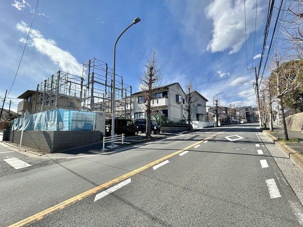 金沢区富岡西4丁目(新築) 前面道路含む外観 金沢区富岡西4丁目(新築) 前面道路含む外観