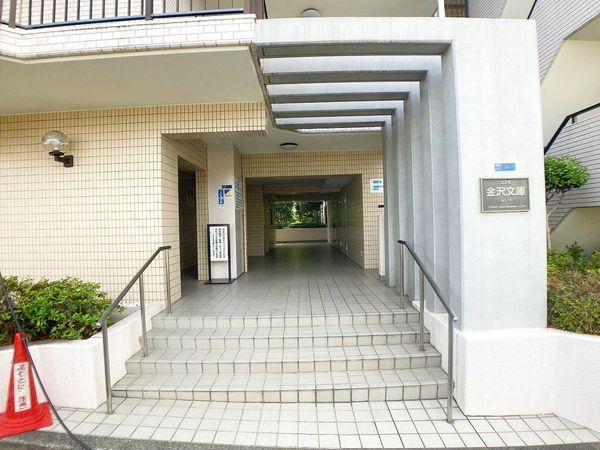 コスモ金沢文庫ルシード エントランス
