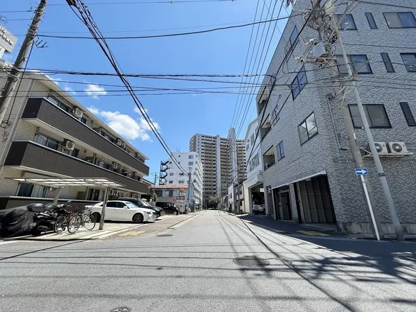 北東側道路は歩道もあります