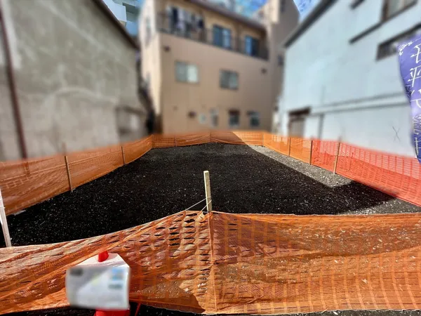 近隣にスーパーやコンビニなどの生活施設も身近に揃う便利な住環境。