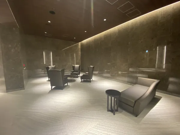 【2階ロビー】住民同士の会話が弾む、スタイリッシュなロビー。ソファやベンチがあり、車やタクシーの待合にも便利です。