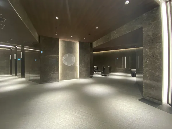 【2階ロビー】ホテルのようなゆとりある広さのロビー。ソファなどが設置されていますので、待ち合わせや来客対応に便利です。