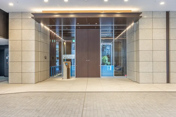 【1階エントランス】各フロアにごみ置き場が設置されていますので、遠くまでゴミを捨てに出かける必要がありません。