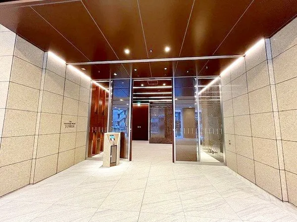 【エントランス】風除室から玄関までの4種セキュリティが備わっています。不審者の立ち入りを防ぐことができ、防犯面に配慮されております。