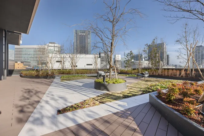 【テラスラウンジ】マンション敷地内にテラスラウンジがあります。緑豊かな景色を楽しみながらゆっくりと過ごすことができます。大切なペットと暮らせるマンションです(飼育細則あり)。