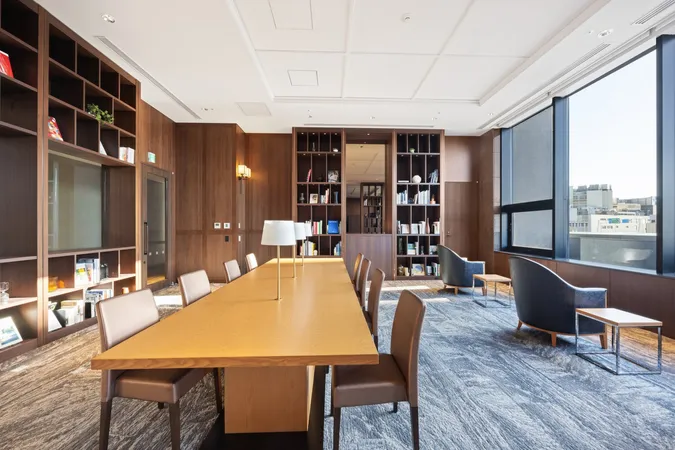 【ライブラリーサロン】図書館のように書籍を楽しめるライブラリースペースです。読書を楽しんだり、のんびりと景色を眺めるのも素敵です。