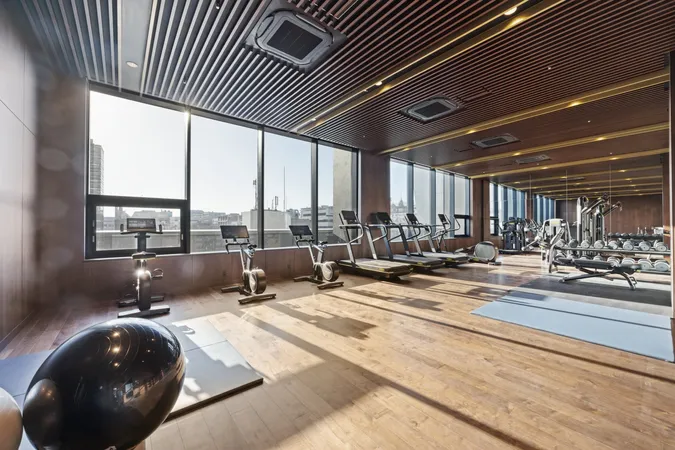 【フィットネスルーム】敷地内にあるフィットネスルーム。雨の日やリモートワークの日も移動が億劫にならず、気軽に利用できます。