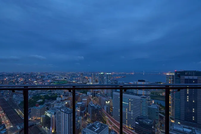 【住戸からの眺望写真】横浜港を一望できる開放的な眺望が魅力です。日常の中で特別な景色を楽しめる住空間になっています。