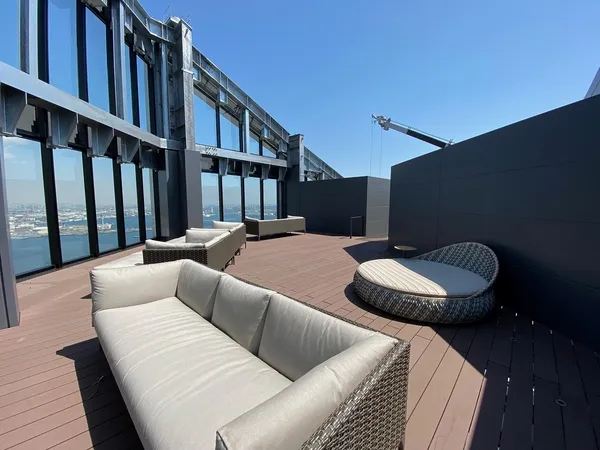 【スカイテラス】屋上のスカイテラスです。開放感のある景色が広がり、ご家族皆様で楽しい時間をお過ごしいただけます。