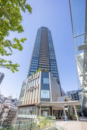【THE YOKOHAMA FRONT TOWER】横浜駅きた西口エレベーターからペデストリアンデッキにて直結。多彩な施設や、人々の憩いの場となるガーデンなどが採用されたマンションです。