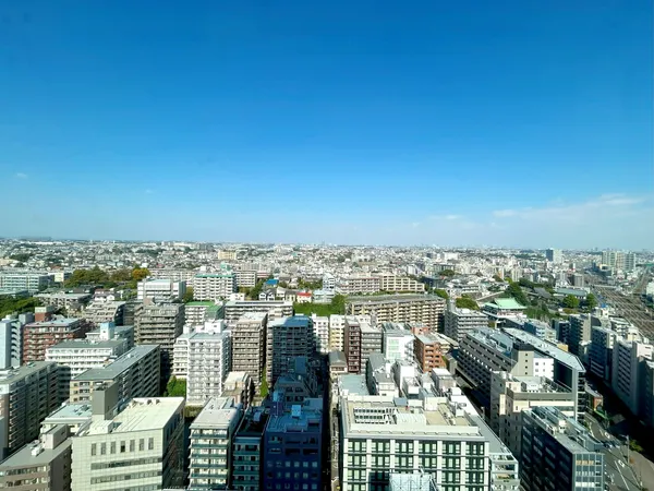 【現地からの眺望】お部屋からは横浜港などを望むオーシャンビューをご覧いただけます。一息つくのに屋外の空気を吸ってリフレッシュできそうです。