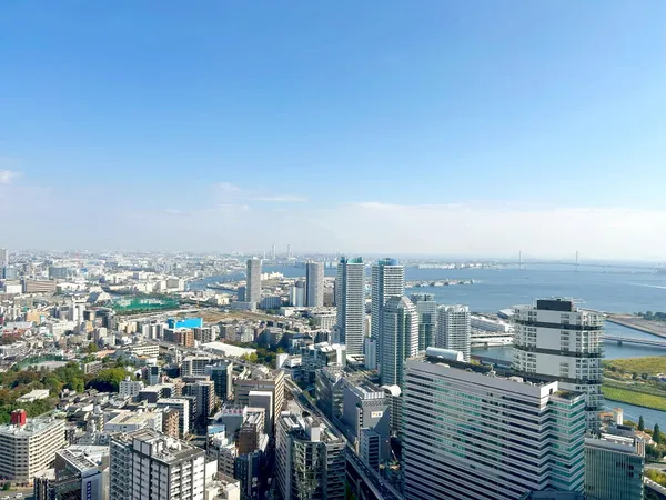 【現地からの眺望】多言語対応のコンシェルジュサービス・横浜ベイシェラトンホテルとの提携サービス・横浜高島屋による外商サービスなど、コンシェルジュサービスが充実しています。