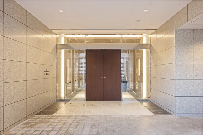 【2階エントランス】住宅、商業施設、ホテル、クリニックなどが併設された大規模複合開発マンション。多彩で豊富な共有施設・コンシェルジュサービス(一部有料)で快適な暮らしが叶います。