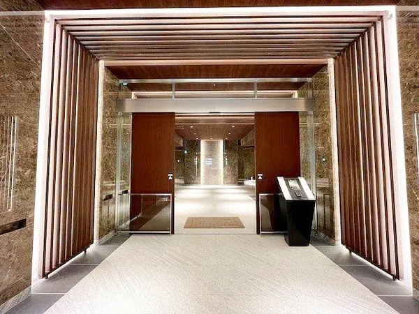 【エントランス】重厚感のある扉が設けられた、美しく魅力的なエントランスです。入り口から洗練されたデザインが採用されています。ビッグターミナル横浜駅から雨に濡れずにアクセス可能。