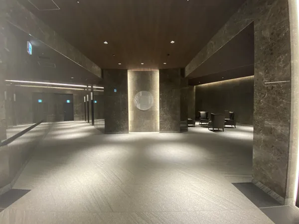 【2階エントランス】ゆったりとしたアプローチが設けられたエントランス。管理形態は日勤のため、共用部も綺麗に保たれています。