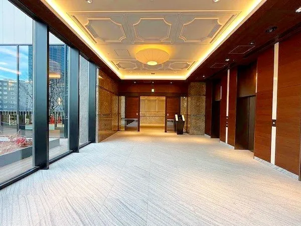 【エントランス】多言語対応のコンシェルジュサービス、横浜ベイシェラトンホテルとの提携サービス、横浜高島屋による外商サービスなど利用可能。