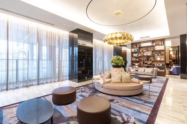 ラウンジ以外にゲストルームやスタディルーム、フィットネスルーム、ビューラウンジ、スカイテラスなど共用施設が充実したマンションです。住民もゲストも快適な時間を過ごせそうです。