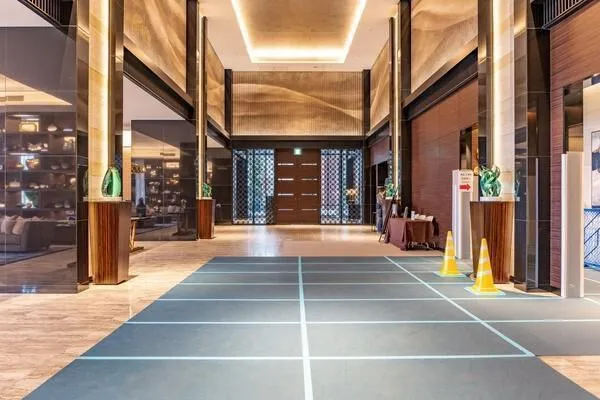 【エントランスホール】総戸数1174戸のマンション。管理形態は日勤です。お引き渡し時期は、ご相談ください。