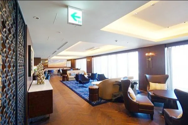 【ビューラウンジ/25階】ホテルのようなゆとりある広さのビューラウンジ。ソファなどが設置されていますので、待ち合わせや住民同士のおしゃべりも楽しめます。