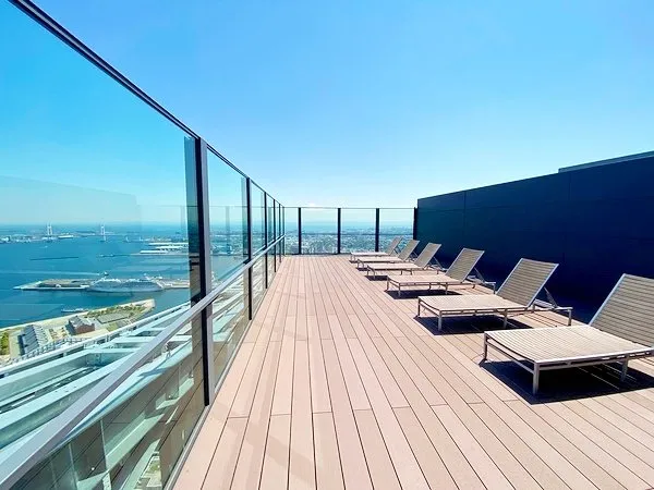 【ハーバーテラス】屋上に設けられたハーバーテラス。開放感のある景色を楽しむことができます。※ご利用時間・ご利用料等、詳しくは担当までお問い合わせください。