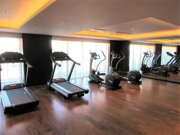 【共有部分】敷地内にあるフィットネスルーム。雨の日やリモートワークの日も移動が億劫にならず、気軽に利用できます。※ご利用時間・ご利用料等、詳しくは担当までお問い合わせください。