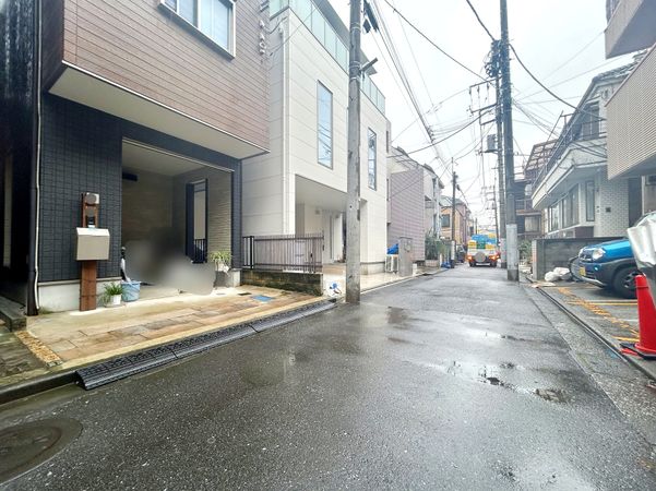 新宿区北新宿2丁目 中古戸建 前面道路含む外観 新宿区北新宿2丁目 中古戸建 前面道路含む外観