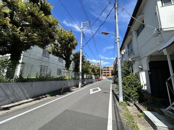 新宿区市谷加賀町1丁目 新築戸建 前面道路含む外観 新宿区市谷加賀町1丁目 新築戸建 前面道路含む外観