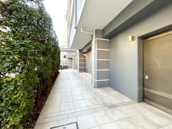 エントランス脇のスロープ