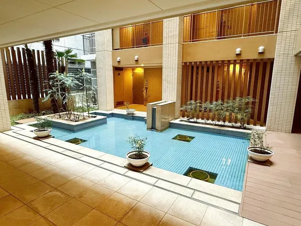 【１階パティオ】水盤のある中庭、光と水が揺らめき落ち着いた雰囲気を醸し出します