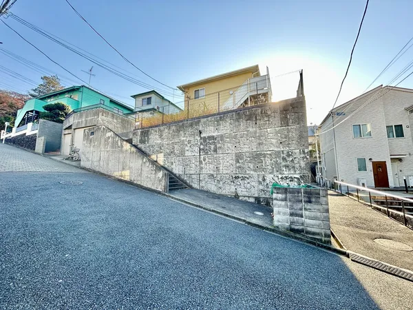 外観および前面道路