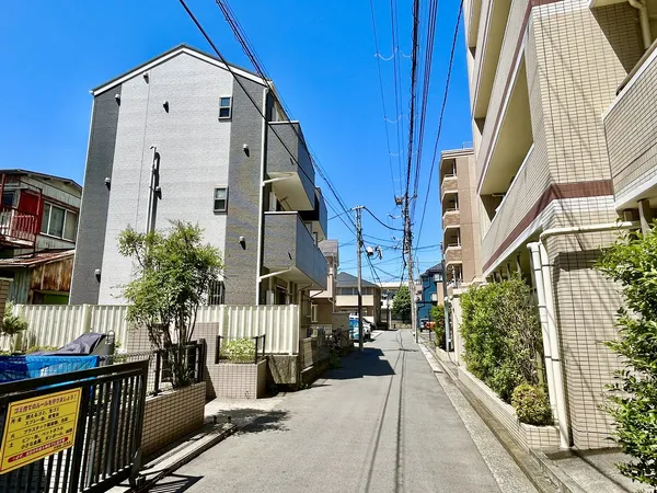 前面道路と外観