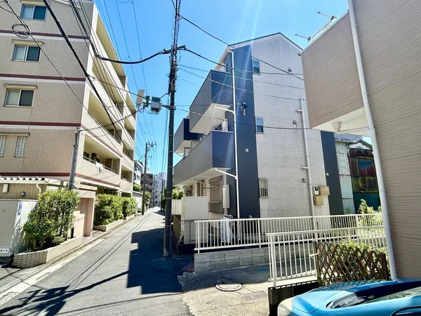 前面道路と外観