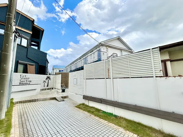 建物へのアプローチ