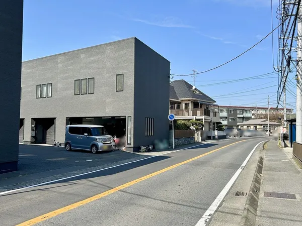 前面道路と外観