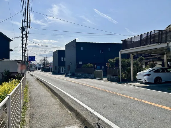 前面道路と外観