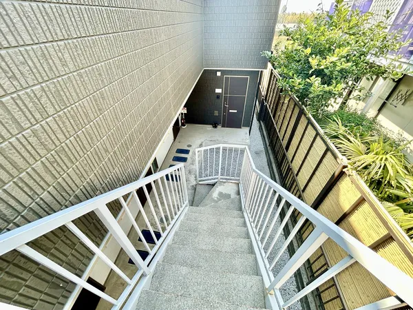 １階への共用階段