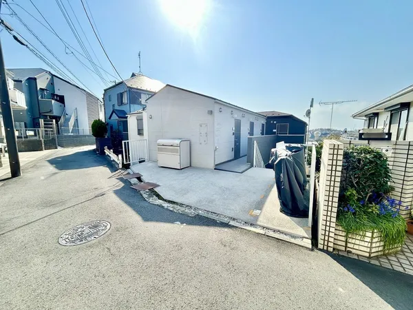 前面道路と外観