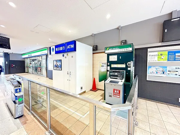 ATMとファミリーマート弥生台駅店